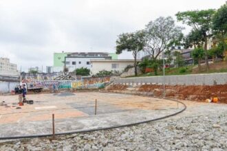 Prefeito Taka Yamauchi vistoria obras de revitalização da Praça da Mantiqueira
