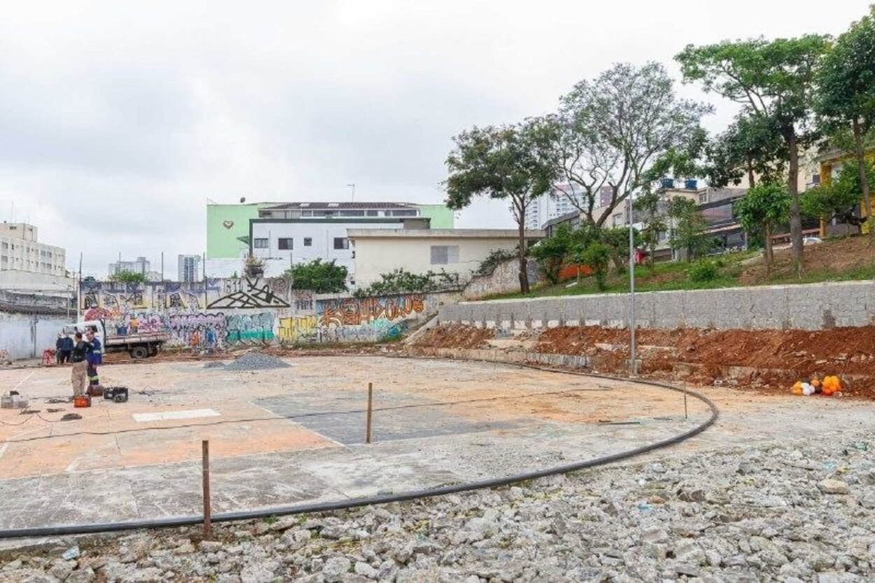 Prefeito Taka Yamauchi vistoria obras de revitalização da Praça da Mantiqueira