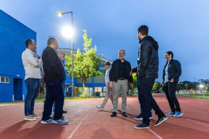 Nova iluminação da pista de atletismo no Bairro São José, em São Caetano, abre espaço para exercícios noturno