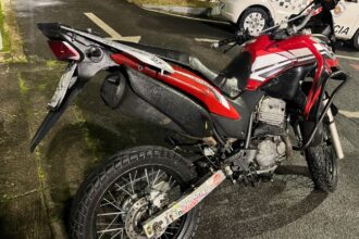 Polícia Militar prende homem por desacato, desobediência e adulteração de sinal identificador de motocicleta em Ribeirão Pires
