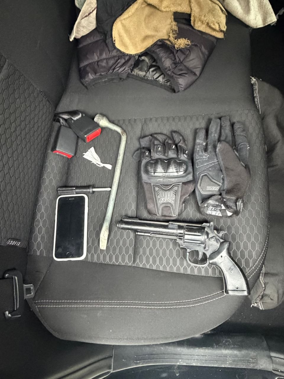 Na busca realizada no interior do automóvel, os policiais também localizaram um simulacro de arma de fogo, que foi apreendido
