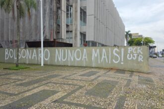 Polícia Civil investiga suspeita de pichação paga contra Bolsonaro no Fórum de Santo André