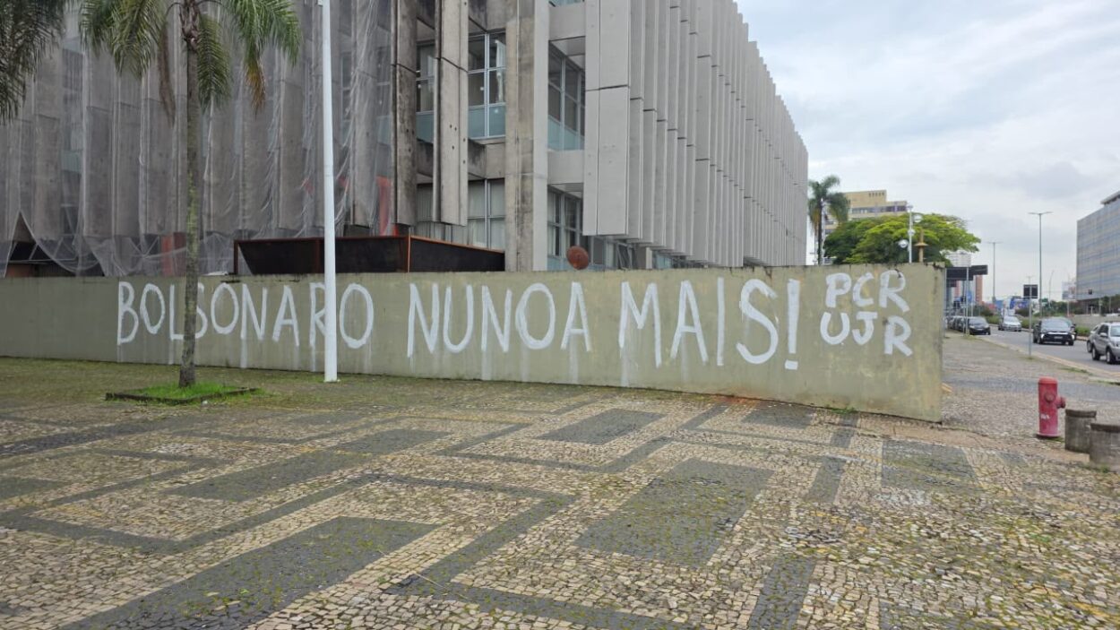 Polícia Civil investiga suspeita de pichação paga contra Bolsonaro no Fórum de Santo André