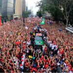 Lula encerra campanha à reeleição com multidão em ato na Avenida Paulista