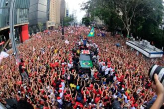 Lula encerra campanha à reeleição com multidão em ato na Avenida Paulista