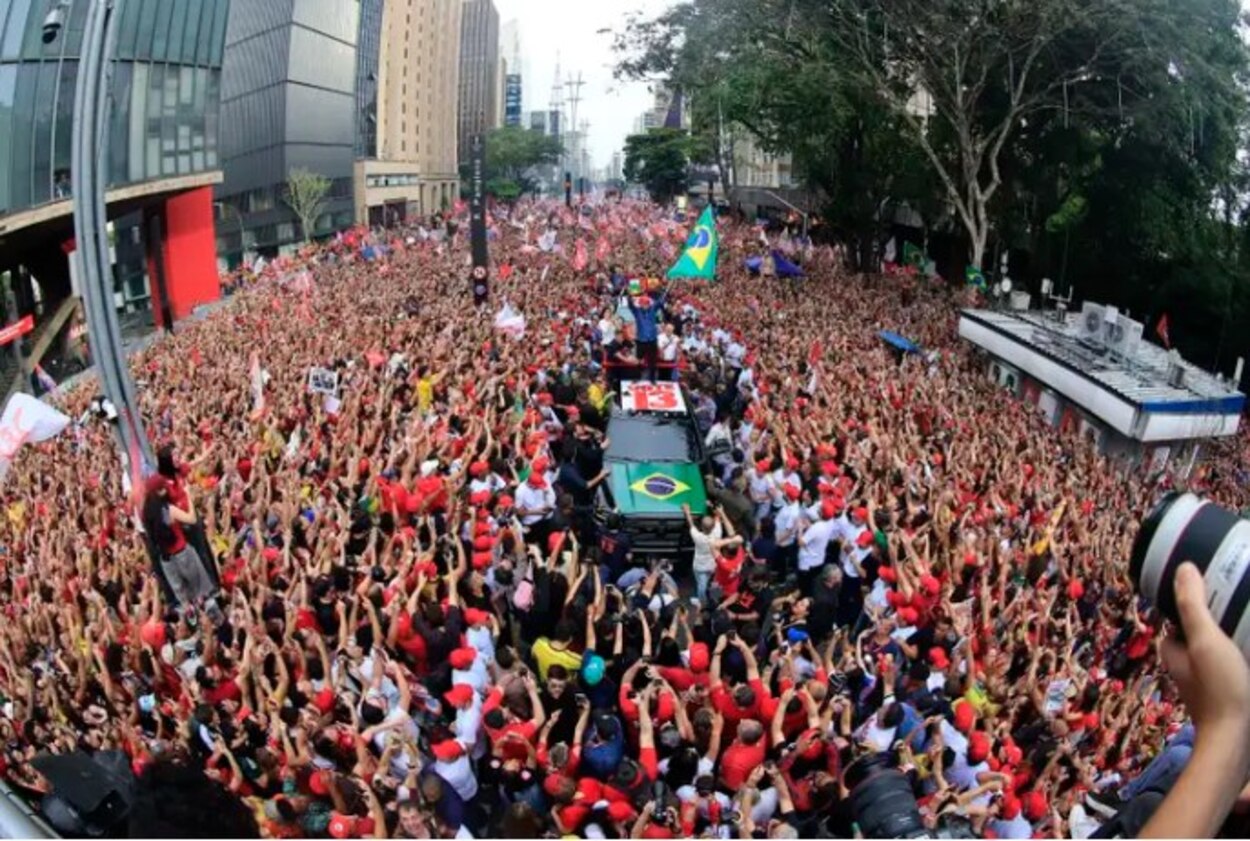 Lula encerra campanha à reeleição com multidão em ato na Avenida Paulista