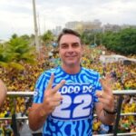 Flávio Bolsonaro encerra campanha no Rio ao lado de Nikolas Ferreira com caminhada e oração