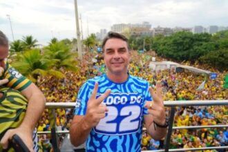 Flávio Bolsonaro encerra campanha no Rio ao lado de Nikolas Ferreira com caminhada e oração