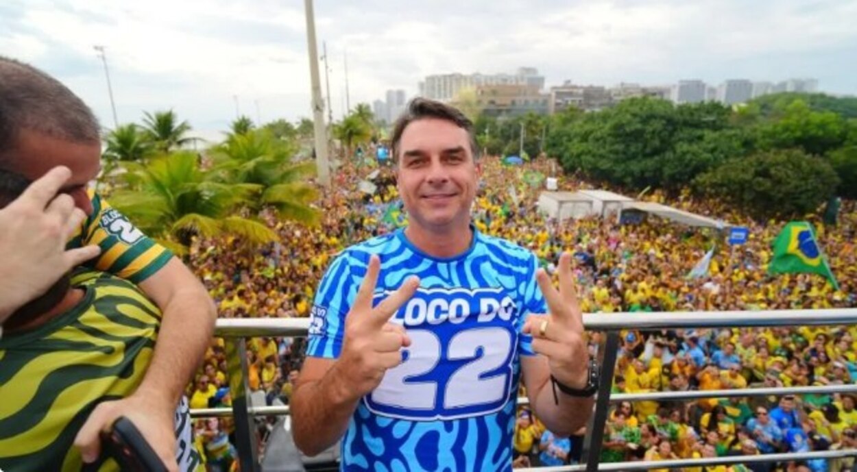 Flávio Bolsonaro encerra campanha no Rio ao lado de Nikolas Ferreira com caminhada e oração