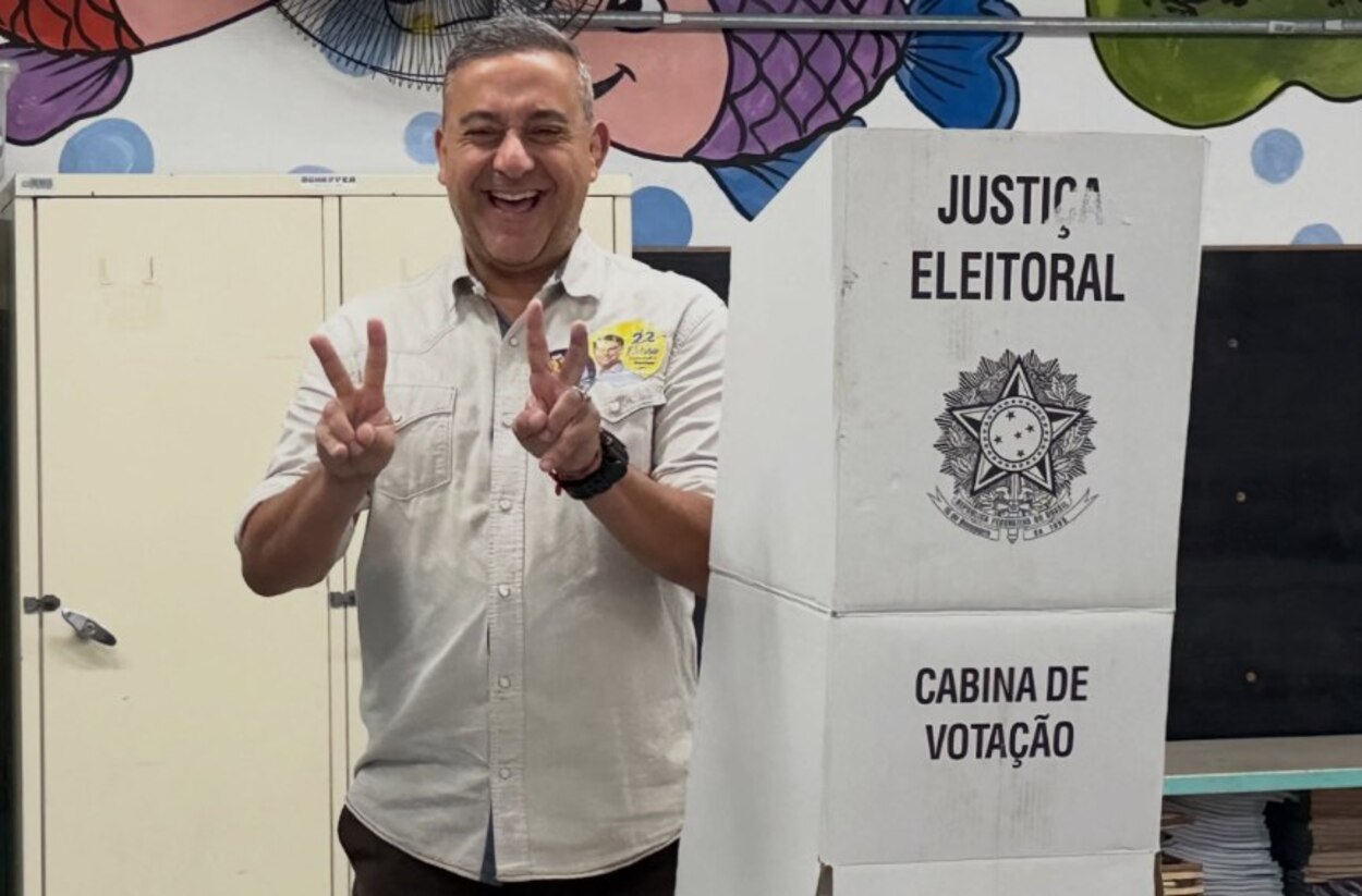 prefeito Guto Volpi (PL) votou na E.E. Fortunato Pandolfi Arnoni, no bairro Colônia, acompanhado dos pais, o ex-prefeito Clóvis Volpi (PSD) e Lígia Volpi