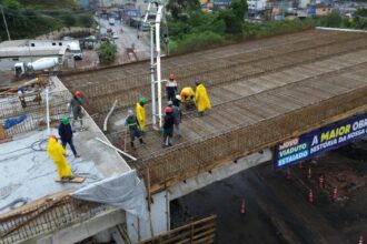 Ribeirão Pires avança nas obras do Viaduto Estaiado com concretagem da pré-laje na Avenida Humberto de Campos