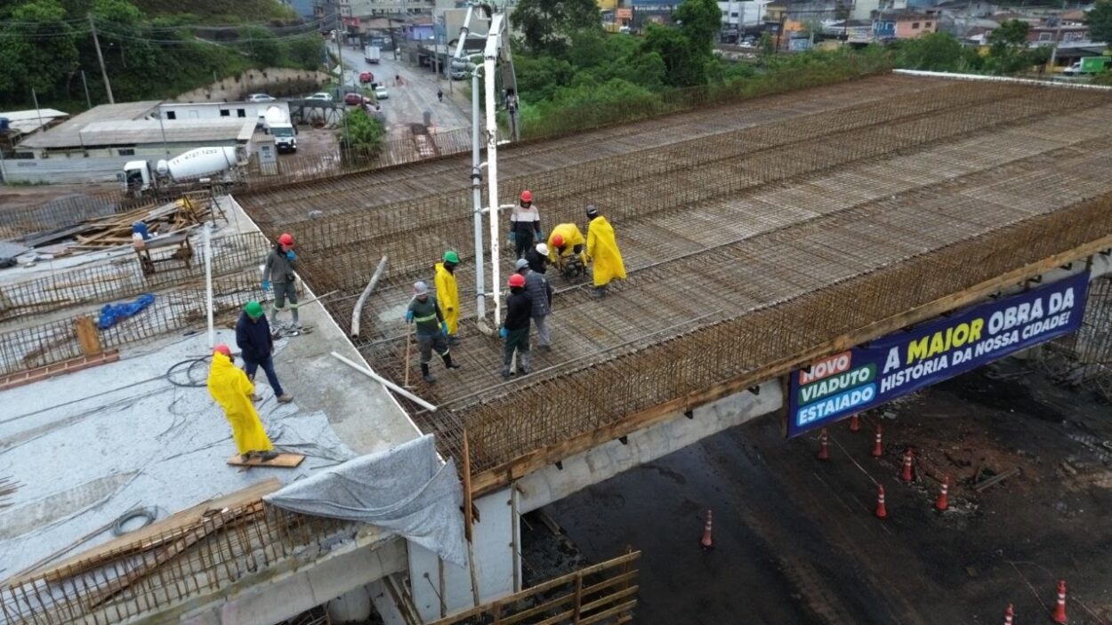 Ribeirão Pires avança nas obras do Viaduto Estaiado com concretagem da pré-laje na Avenida Humberto de Campos