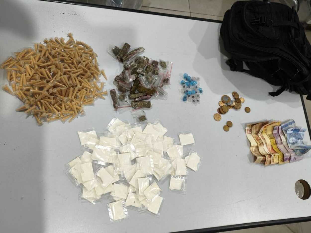 Homem é preso por tráfico de drogas após tentar fugir a pé da PM em Mauá