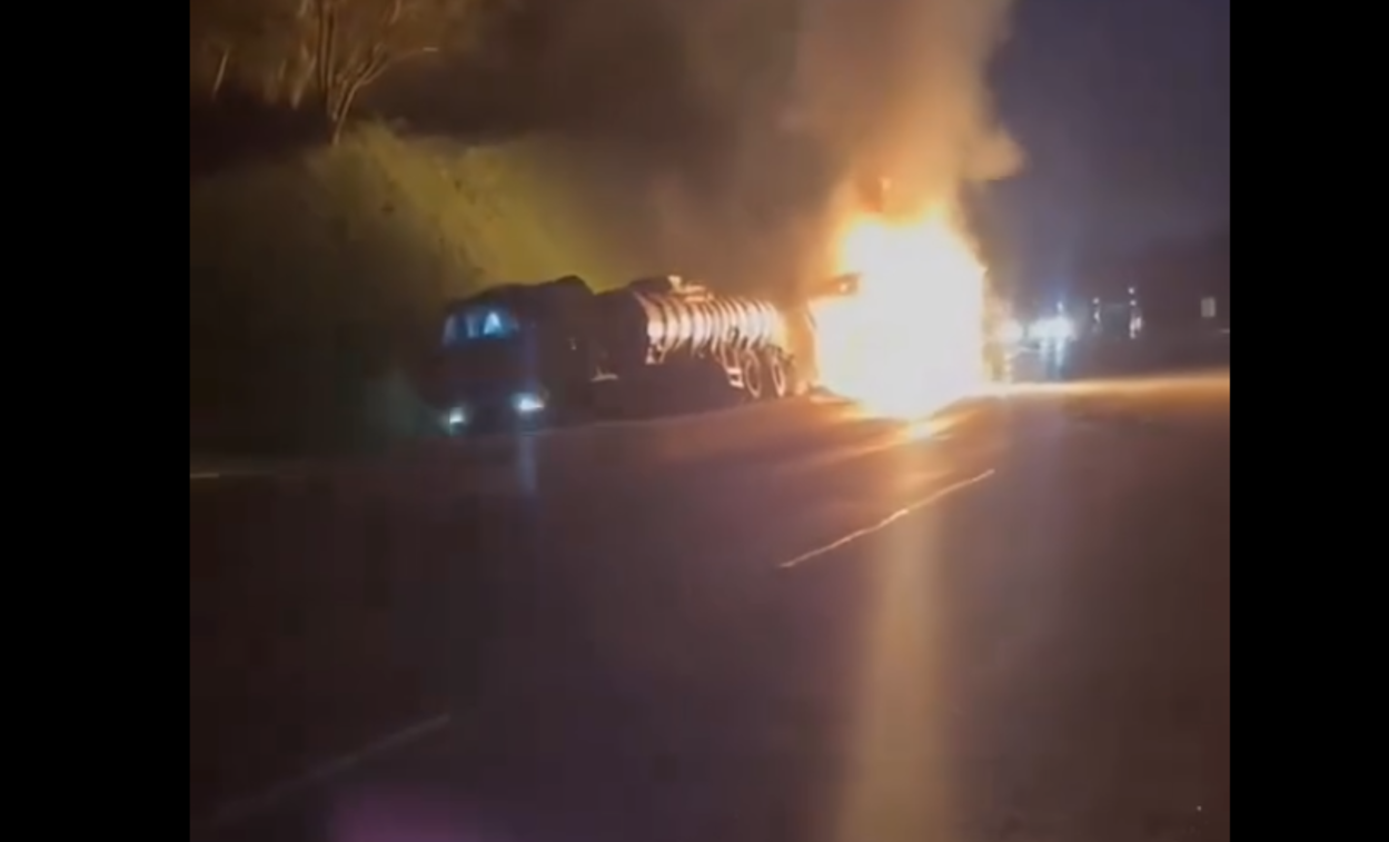 Rodoanel Mário Covas é bloqueado no km 60 após acidente com soda cáustica e incêndio